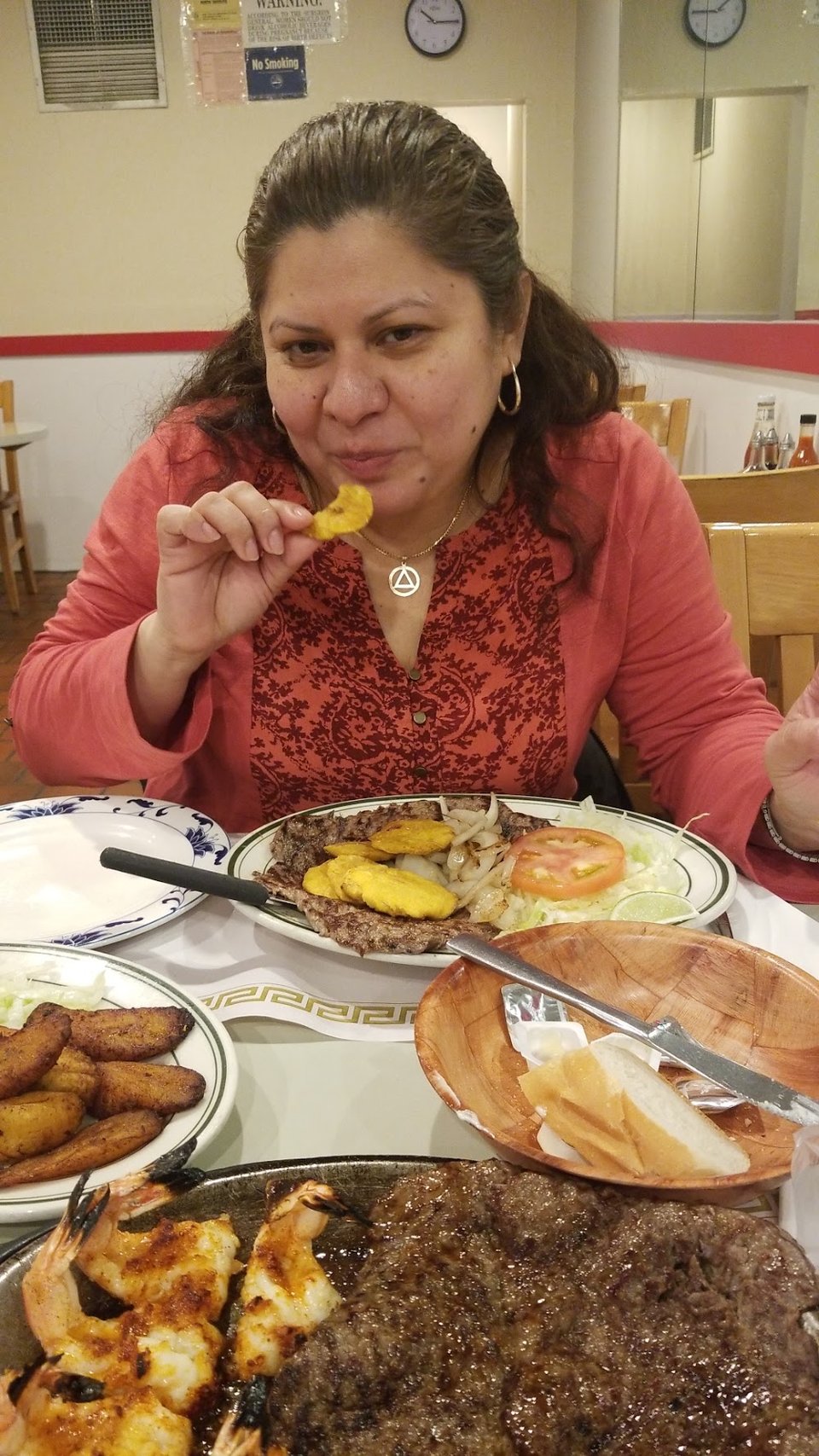 Bistec Con Tostones Y Ensaladas